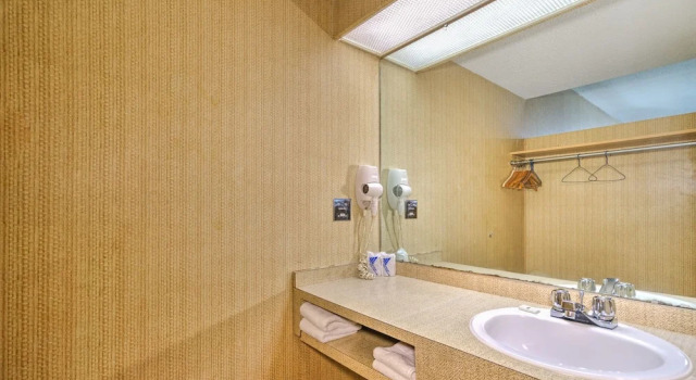 Четырёхместный номер Economy с балконом Hotel Motel Penn-Mass