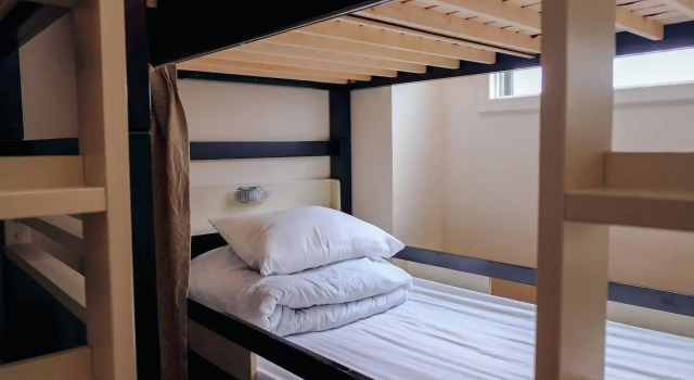 Кровать в общем номере Peace House Suzunami