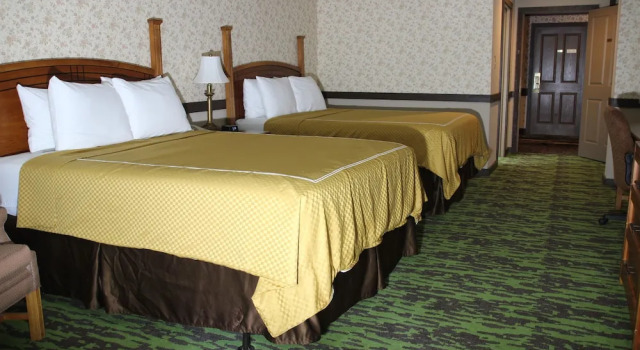 Четырёхместный номер Classic с балконом Spring House Inn