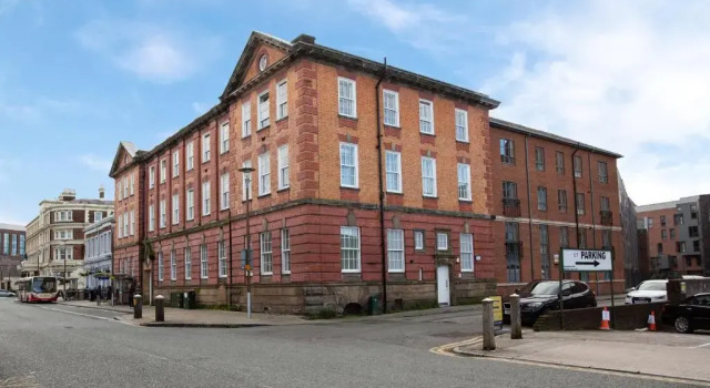 Chester railway station luxury apartment - sleeps 4 & FREE parking!