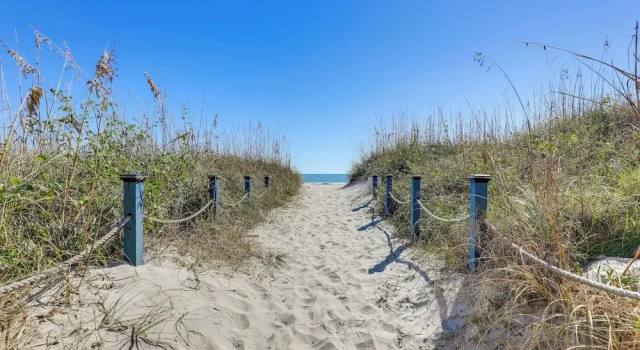 Steps to Sea! 3rd-floor Myrtle Beach Condo w/ Pool, Забронировать Апартаменты/квартира Апартаменты Южной Каролины, Апартаменты/квартира