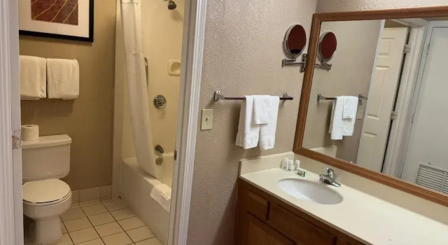 Люкс с 2 комнатами с балконом Hawthorn Extended Stay by Wyndham Wichita