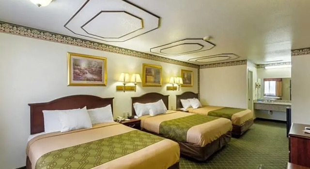 Шестиместный номер Standard Three Rivers Executive Inn & Suites By OYO
