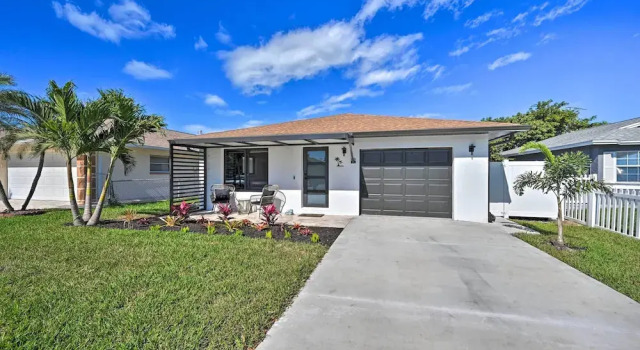 Walk to Beach: Getaway w/ Pool in Naples!