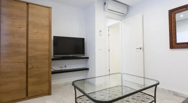 Artola in Marbella With 4 Bedrooms and 3 Bathrooms, Забронировать Вилла Марбелья Коста-дель-Соль, рядом с Пристань для яхт Кабопино