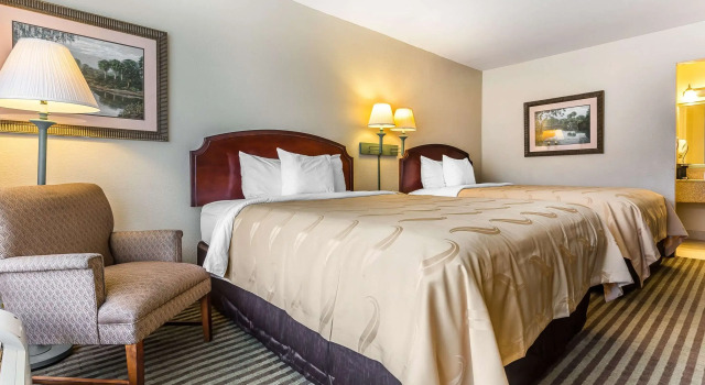 Четырёхместный номер Standard Quality Inn & Suites Georgetown