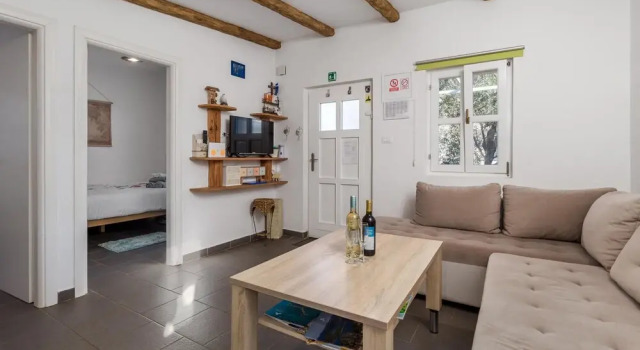 Nice Home in Sveti Jakov With Wifi and 2 Bedrooms, Prenota Hotel Hotel a Isole Quarnerine con parcheggio, Parcheggio
