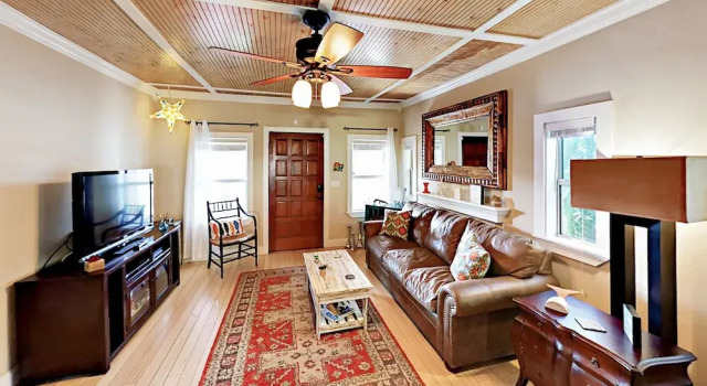 Restored 1920s Home 2 Bedrooms 2 Bathrooms Home, Rezerwuj Dom wakacyjny Hotele w Saint Augustine Area z parkingiem, Parking