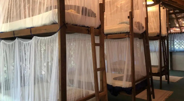 Кровать в общем номере Bhakti Kutir