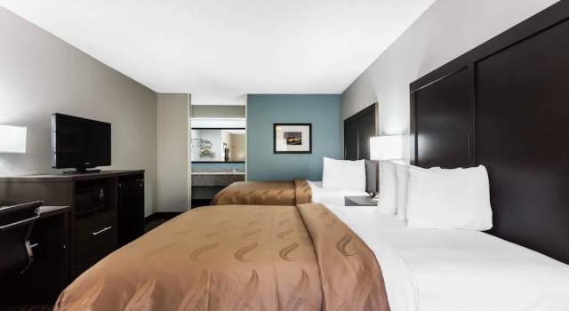 Четырёхместный номер Standard с балконом Quality Inn & Suites Mooresville-Lake Norman