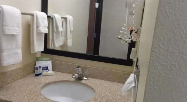 Номер Standard AmericInn by Wyndham Muscatine