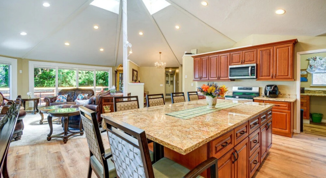 Коттедж Charming Poulsbo Retreat: Hood Canal Views!