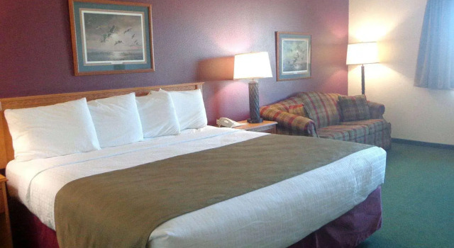Двухместный номер Standard AmericInn by Wyndham Madison SD