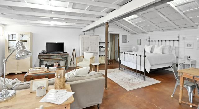 Gausthaus 402, Забронировать Отель Фредериксберг Texas Wine Country, рядом с Театр Rockbox