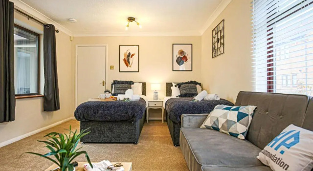 Two Bedroom Bungalow in Milton Keynes by HP Accommodation - Free WiFi & Parking, 预订 公寓 米尔顿凯恩斯 白金汉郡