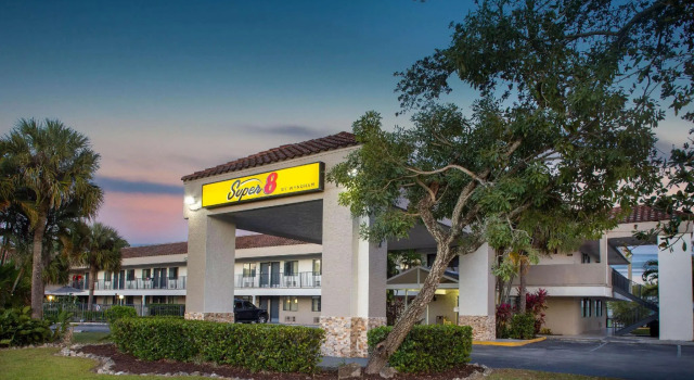 Super 8 By Wyndham Naples