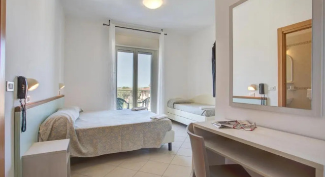 Четырёхместный номер Standard с видом на сад Hotel Amedea