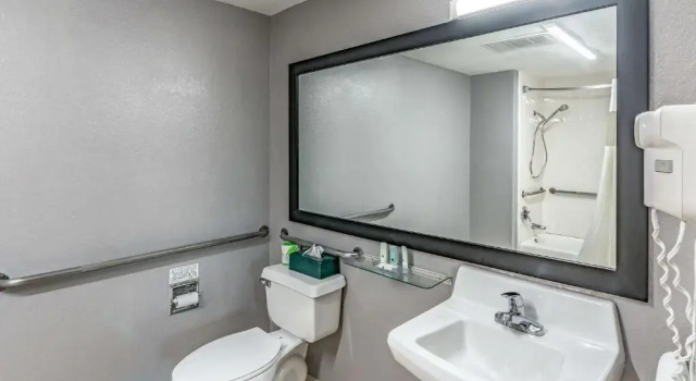 Номер Standard Quality Inn I-10 East near Frost Bank Center