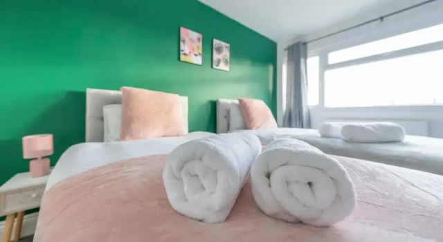 Spacious Modern 3 bed House Near Heathrow Airport