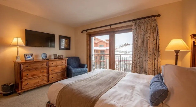 Large 3 Bedroom Bathroom In Mountaineer Square Condo - No Cleaning Fee! by RedAwning