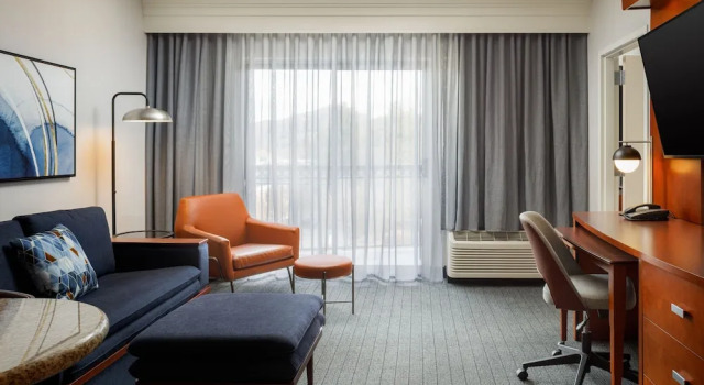 Люкс c 1 комнатой с балконом Courtyard by Marriott Boone