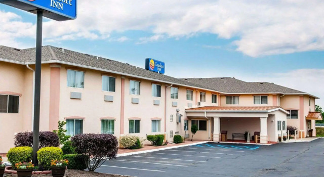 Кровать в общем номере Baymont by Wyndham Richmond I-70