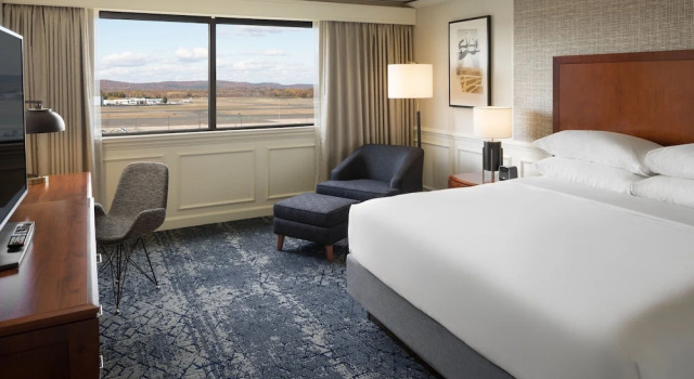 Номер Executive Sheraton Hartford Hotel at Bradley Airport