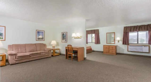 Doppel Studio Suite Super 8 by Wyndham Gallipolis Pt Pleasant Area