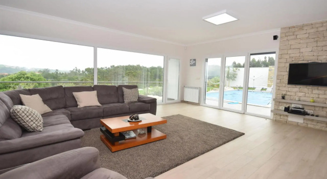 Spacious Villa in Salir de Mato with Private Pool, Terrace, Rezerwuj Willa Wille w Centro Region, Willa