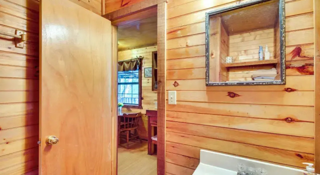 Апартаменты Cedar Falls Cabins #6: Hillside w/ Views!