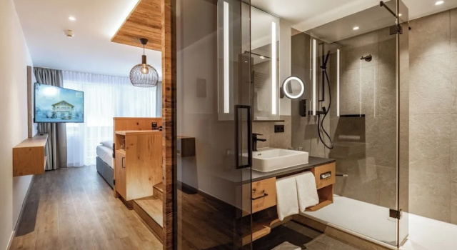 Двухместный номер Deluxe с балконом Alm- & Wellnesshotel Alpenhof