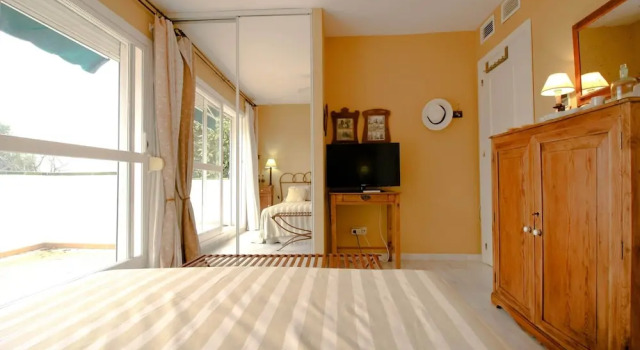 Апартаменты Suitur beachfront duplex with pool and sea views