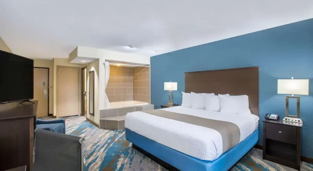 Двухместный люкс AmericInn by Wyndham Prairie du Chien