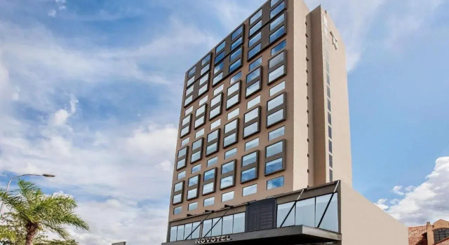 Novotel Santa Cruz De La Sierra, Забронировать Отель Санта-Крус-де-ла-Сьерра департамент Санта-Крус