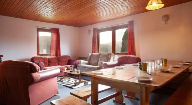 Snowgoose Apartments & Bunkhouse