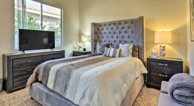 Private Pool + Patio: Luxe Palm Desert Retreat, Забронировать Дом для отпуска Отели Палм-Дезерт с парковкой, Парковка