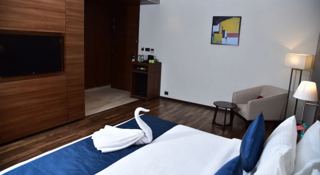 Номер Deluxe Ramada by Wyndham Gandhidham Shinay