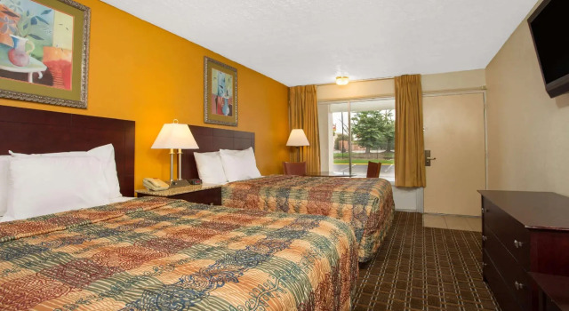Четырёхместный номер Standard Days Inn by Wyndham Chester