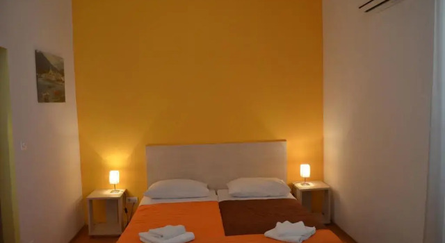 Hotel Borik, Забронировать Отель Отели Лумбарды с бассейном, рядом с Частный Пляж «Апартментс Зуре», Бассейн