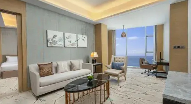 Люкс с 2 комнатами с видом на море Furama Hotel Beihai