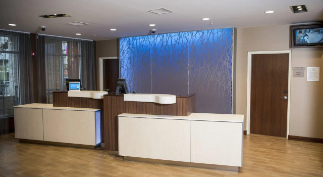 Fairfield Inn & Suites by Marriott Cincinnati Uptown/University Area, Забронировать Отель Отели Цинциннати с завтраком, рядом с UCmedicalCenter, Завтраки