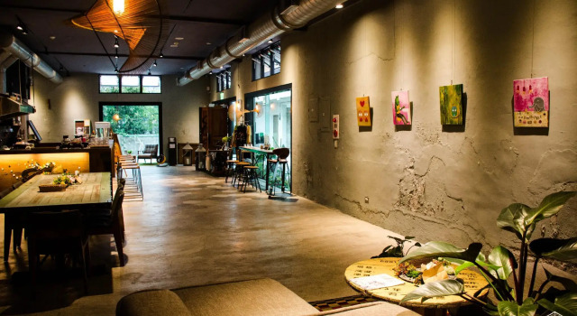 Кровать в общем номере с 6 комнатами The Leaf Inn