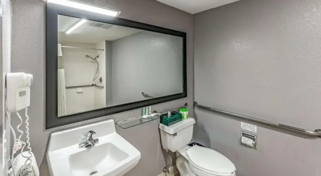 Номер Standard Quality Inn I-10 East near Frost Bank Center