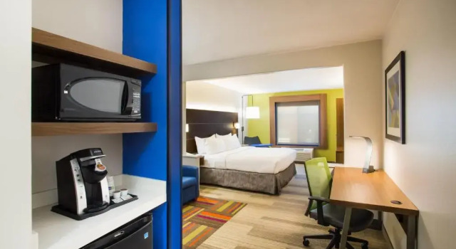 Трёхместный люкс Holiday Inn Express Hotel & Suites Cedar City by IHG
