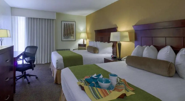 Четырёхместный номер Standard с видом на внутренний двор Best Western Plus Carpinteria Inn