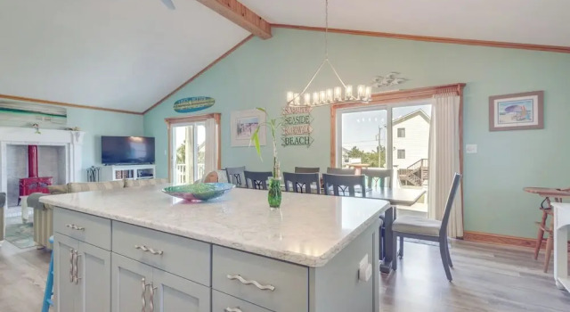 Коттедж Coastal Home w/ Deck & Outdoor Shower
