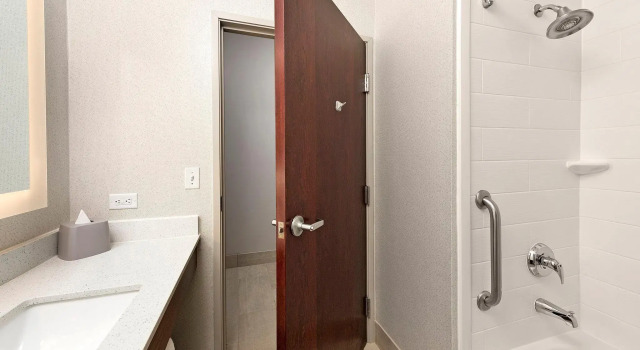 Четырёхместный номер Standard Holiday Inn Express Hotel & Suites Conroe I-45 North by IHG