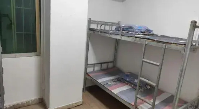 Кровать в общем номере (мужской номер) First Encounter Youth Hostel