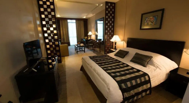 Полулюкс Century Park Hotel