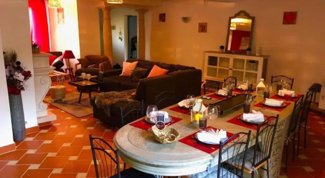 Коттедж Villa Lilly 2 piscine et jardin privé 8 chambres